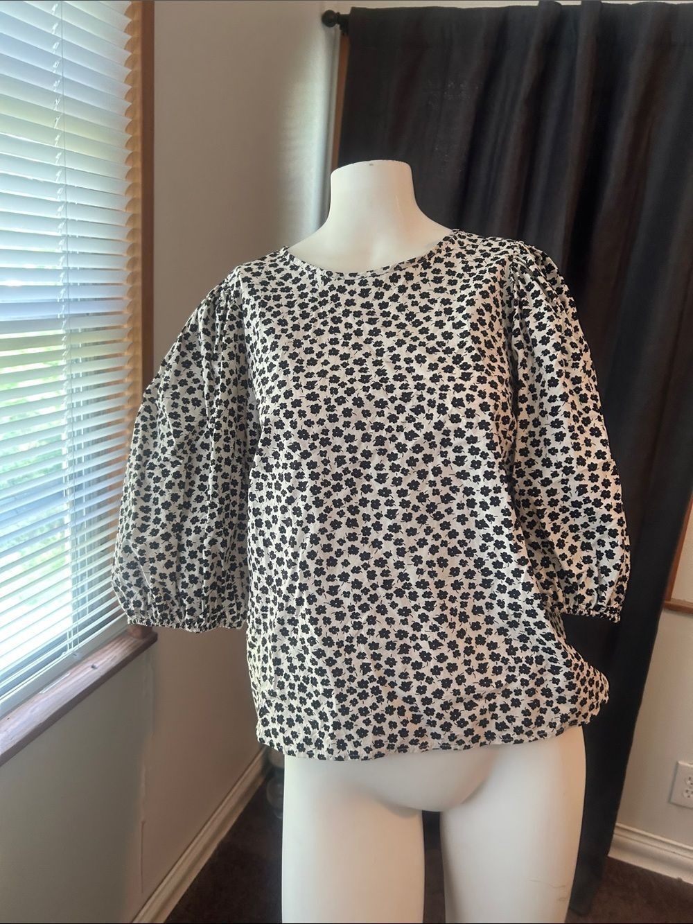 H & M Black & White Floral Puff-Sleeve Women's Top